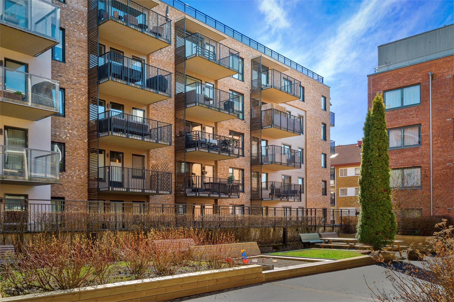 Sameiet Kavaleren har velholdte fellesarealer med plen og sittebenker.