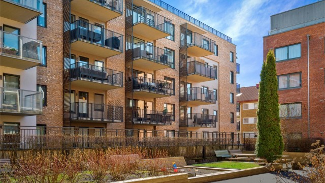 Sameiet Kavaleren har velholdte fellesarealer med plen og sittebenker.