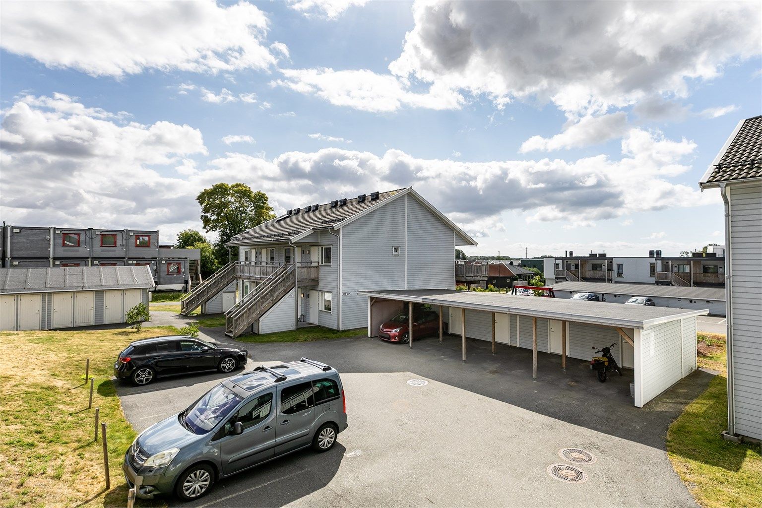 Leiligheten disponerer biloppstillingsplass på felles parkeringsområde.