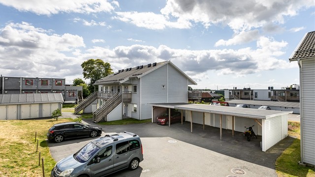 Leiligheten disponerer biloppstillingsplass på felles parkeringsområde.