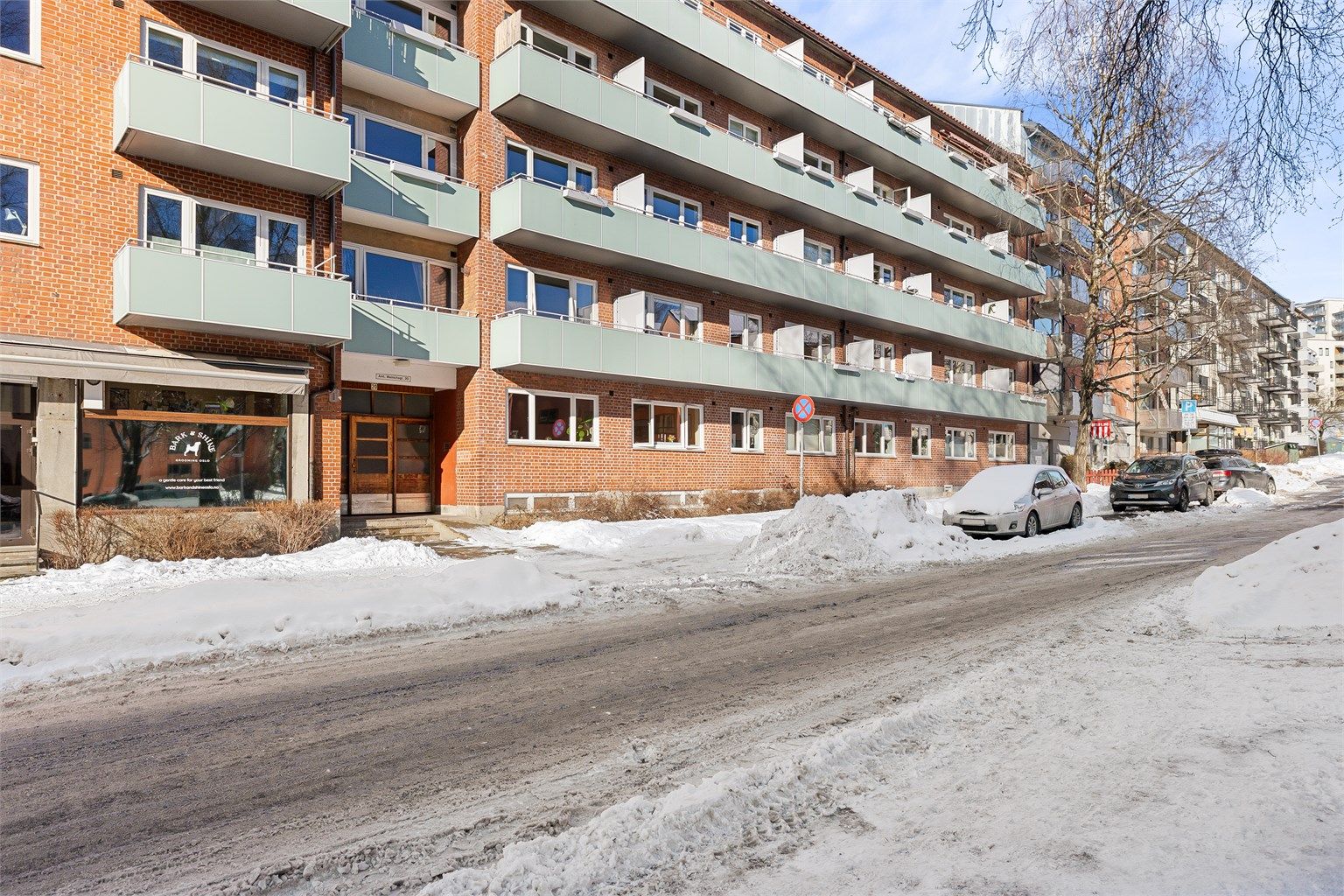 Eiendommen ligger i en rolig sidegate, men likevel svært sentralt på Sandaker.