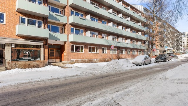 Eiendommen ligger i en rolig sidegate, men likevel svært sentralt på Sandaker.