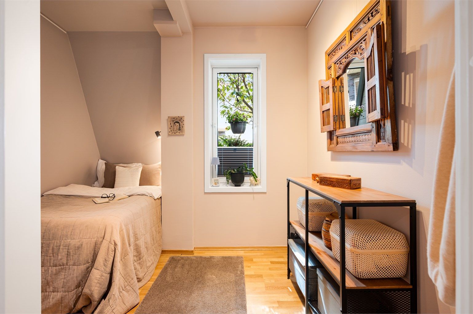 Soverom 2 er av god størrelse, og kan benyttes som barnerom, kontor eller hobbyrom. 