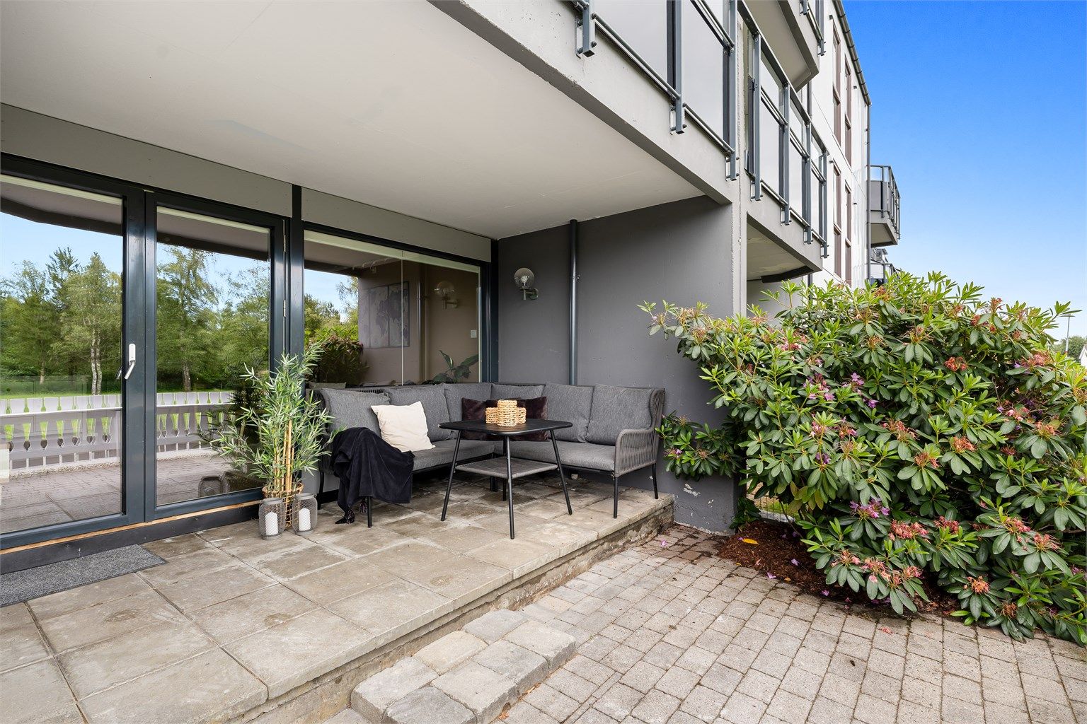 Velkommen til Madlastokken 22 - en romslig leilighet med avsides beliggenhet med stor inngjerdet uteplass i første etasje. 