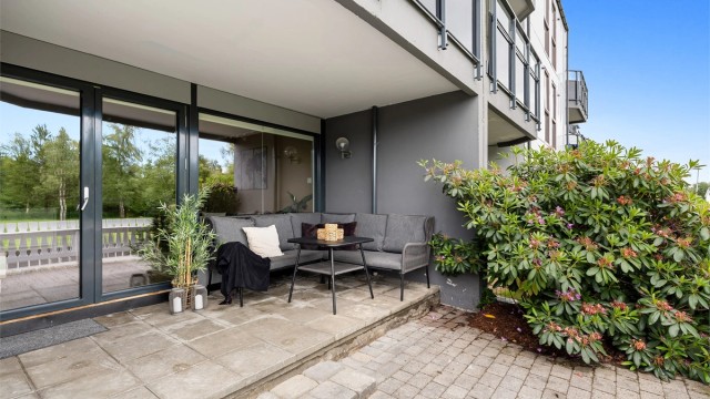 Velkommen til Madlastokken 22 - en romslig leilighet med avsides beliggenhet med stor inngjerdet uteplass i første etasje.