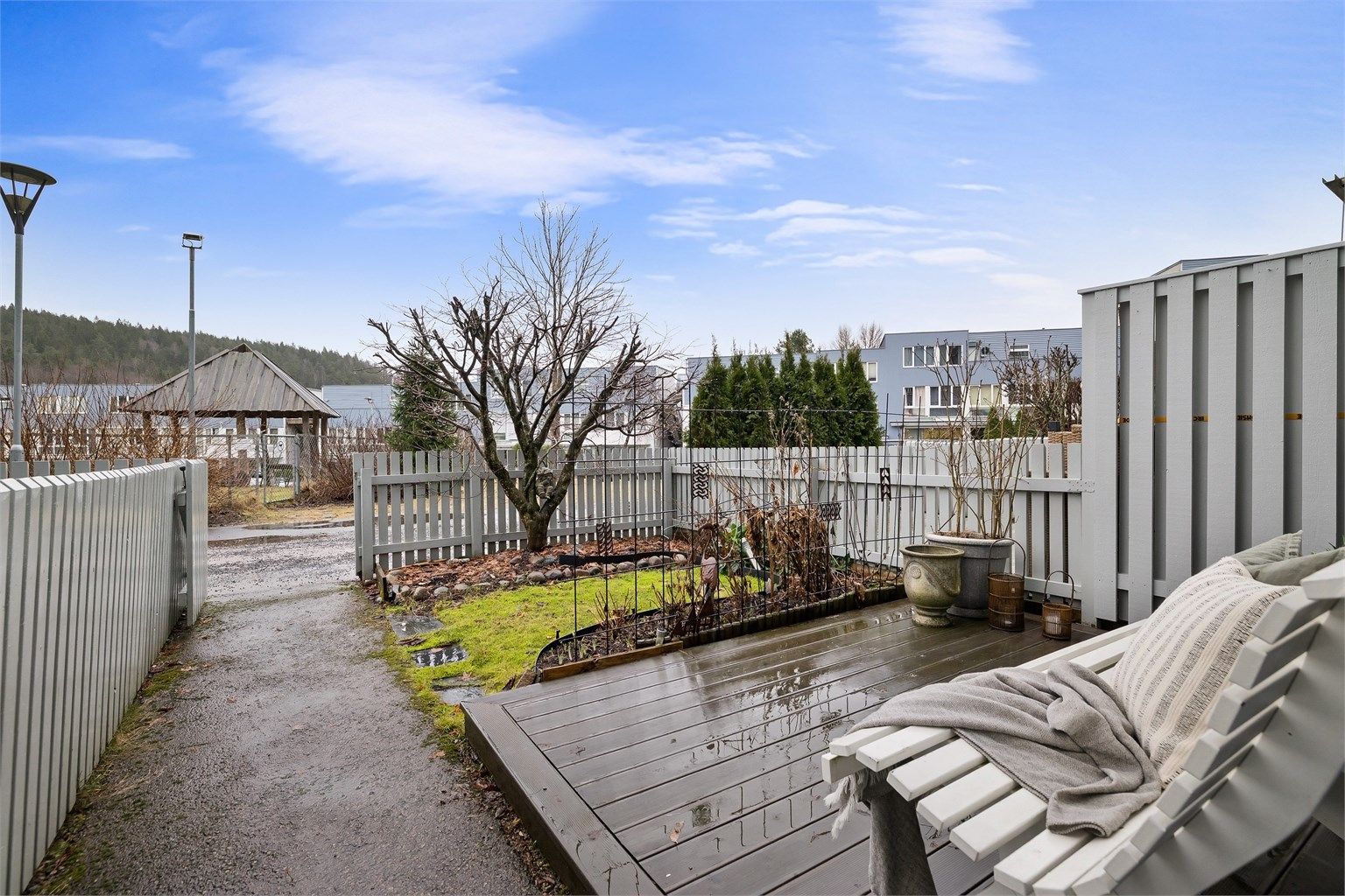  Idyllisk hageflekk opparbeidet med gress, tre og planter