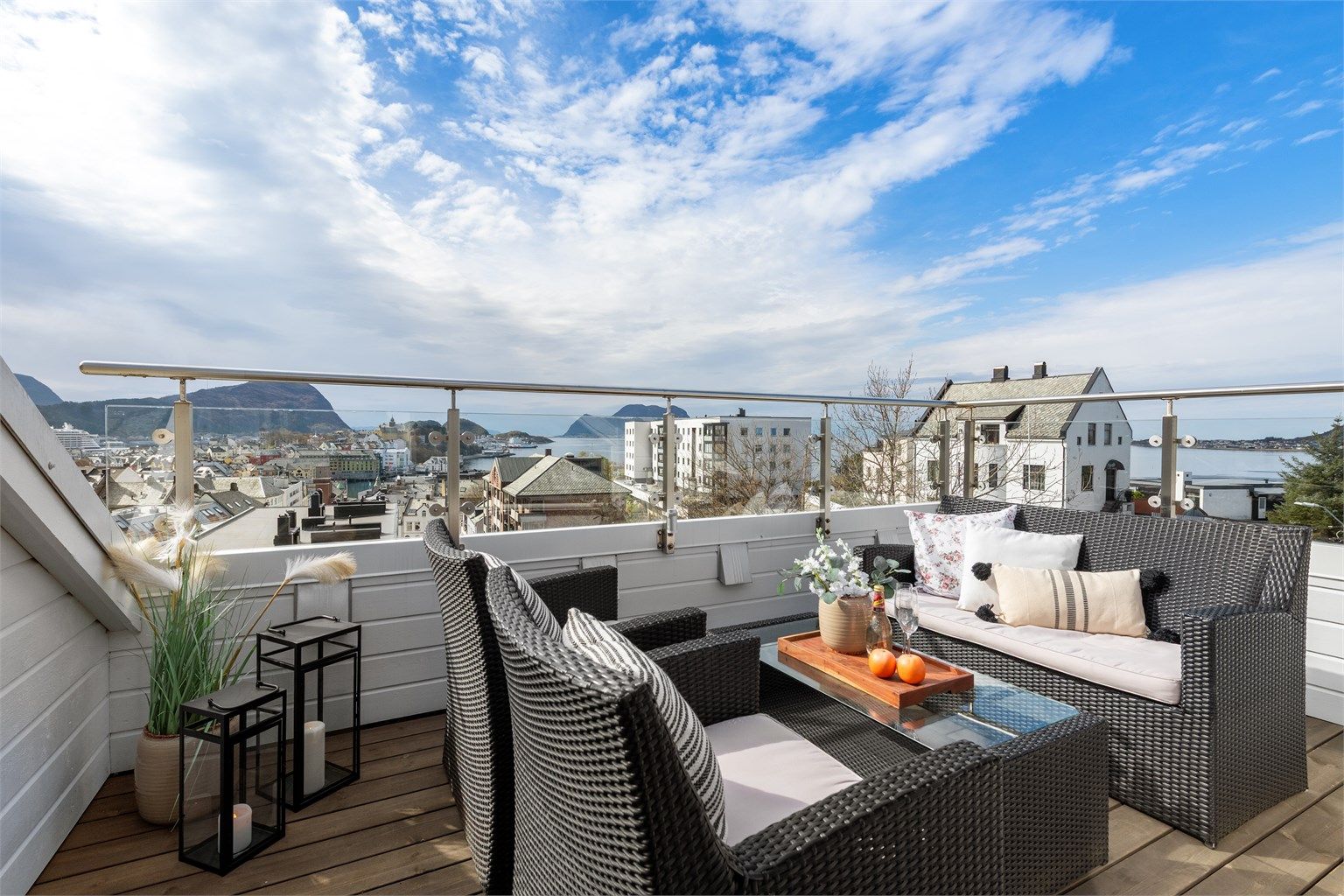 Terrassen har gode solforhold med utsyn mot sør og vest.