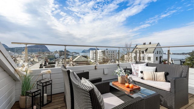 Terrassen har gode solforhold med utsyn mot sør og vest.