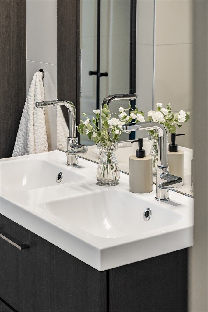 Lyst og pent bad i 1. etasje.