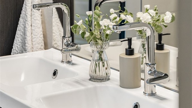 Lyst og pent bad i 1. etasje.