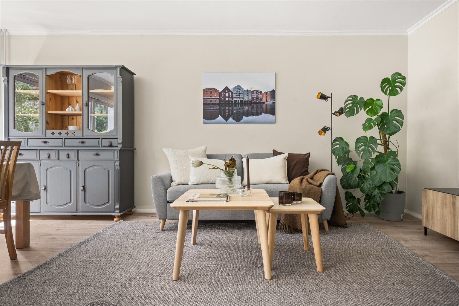Malte veggflater i en delikat fargetone og laminat på gulv.