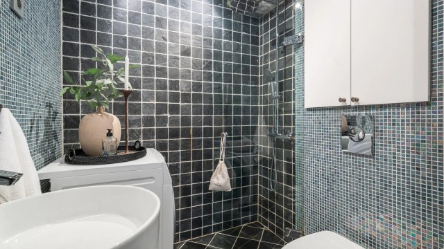 Mosaikkfliser på vegger og et buet tak gir badet et særpreget uttrykk.
