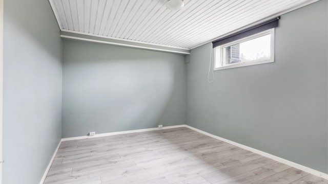Flere rom i kjelleren er innredet og tatt i bruk som oppholdsrom, men ikke omsøkt/bruksendret eller godkjent for varig opphold. Dette er byggemeldt som "disponibelt" og benyttes som soverom.