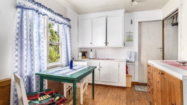 Kjøkkenets innredning er enkel og består i praksis av skap- og benkeinnredninger.
