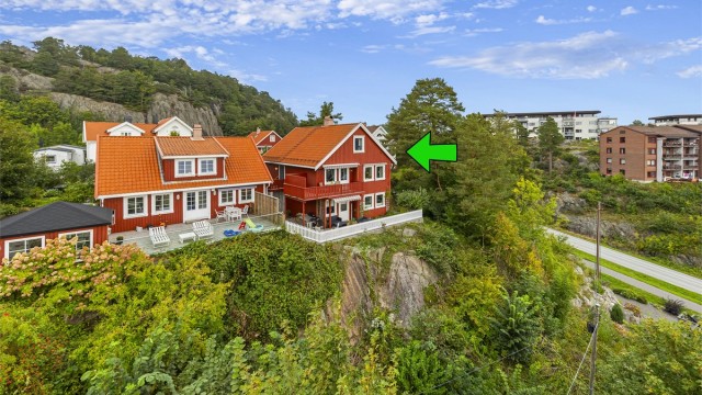 Innholdsrik leilighet over 2 etasjer med fantastisk utsikt mot Tromøysund og sentral beliggenhet!