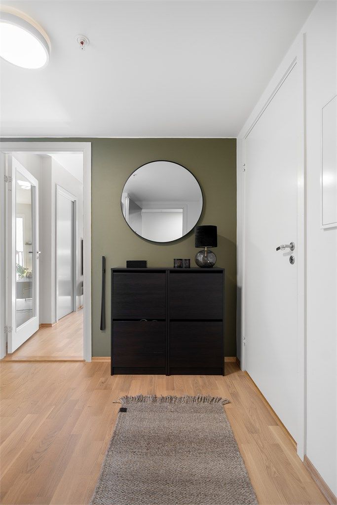 Romslig entré som gir et godt første inntrykk til leiligheten. Her er det god plass til oppheng av ytterklær, og hyller til skooppbevaring. Det er også plass til garderobeskap som sikrer gode muligheter til oppbevaring. 