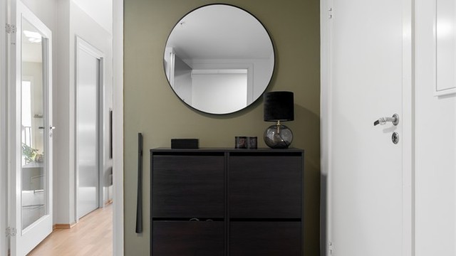 Romslig entré som gir et godt første inntrykk til leiligheten. Her er det god plass til oppheng av ytterklær, og hyller til skooppbevaring. Det er også plass til garderobeskap som sikrer gode muligheter til oppbevaring.