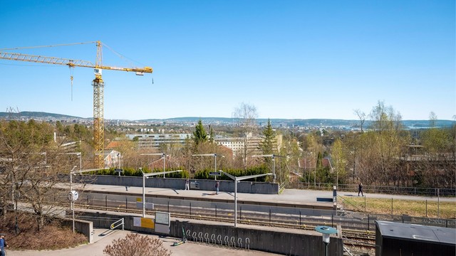 Kun ett minutts gange til Ullernåsen T-banestasjon, med hyppige avganger mot sentrum.