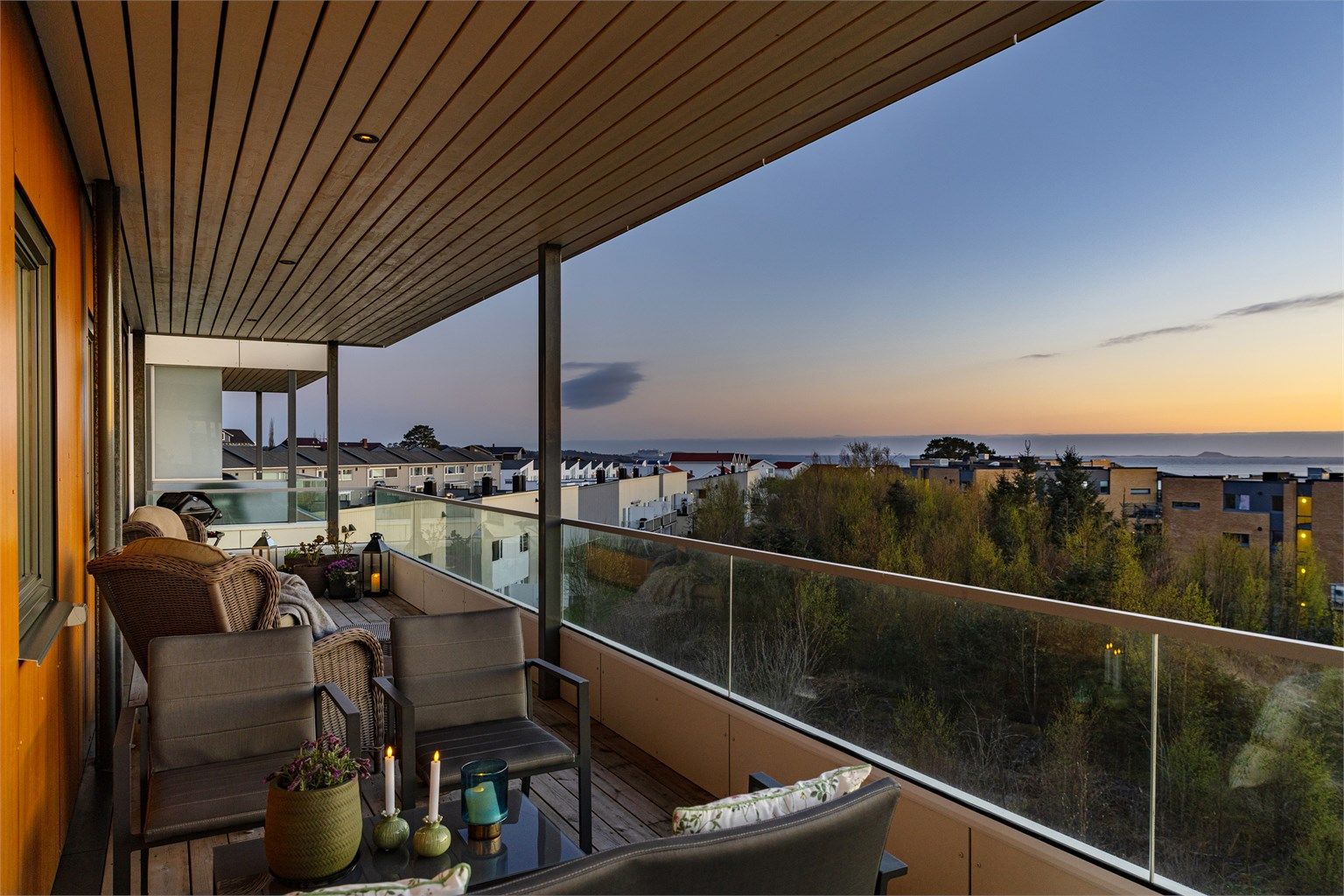 Velkommen til Goastemmen 1B presentert av Zander Polderman v/Krogsveen eiendom! En elegant 3-roms leilighet fra 2019 med åpen planløsning, heisadkomst og gjennomgående gode kvaliteter.