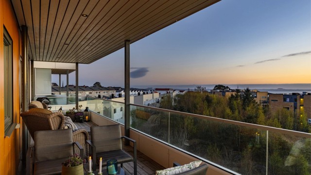 Velkommen til Goastemmen 1B presentert av Zander Polderman v/Krogsveen eiendom! En elegant 3-roms leilighet fra 2019 med åpen planløsning, heisadkomst og gjennomgående gode kvaliteter.