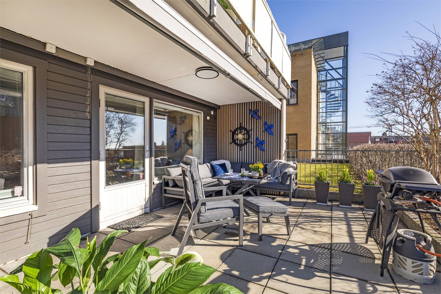 Leiligheten har en koselig sørvest-vendt uteplass på ca. 35 kvm, med god plass til en koselig sittegruppe og gassgrill. Foto: Hanne Bruland/Foto Hanne