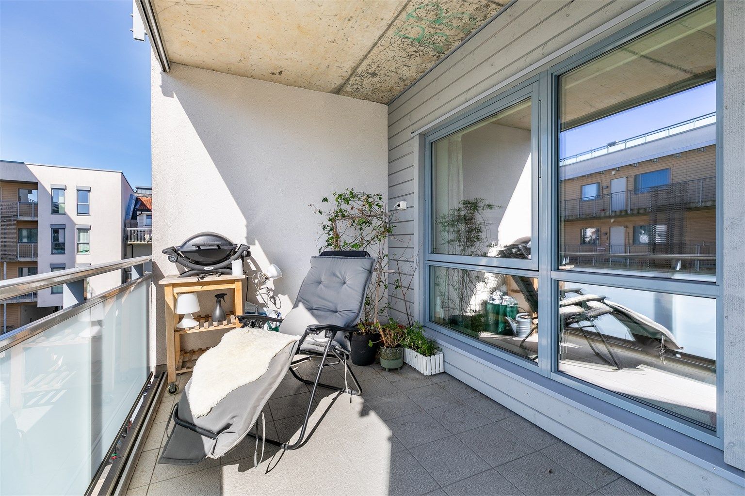 Skjermende glass som enkelt trekkes frem og tilbake utvider verandaens bruksmuligheter betydelig.