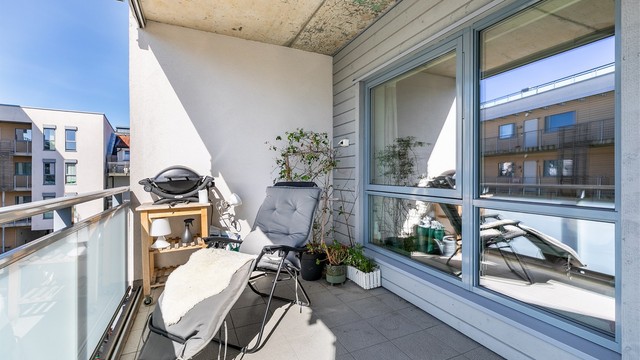 Skjermende glass som enkelt trekkes frem og tilbake utvider verandaens bruksmuligheter betydelig.