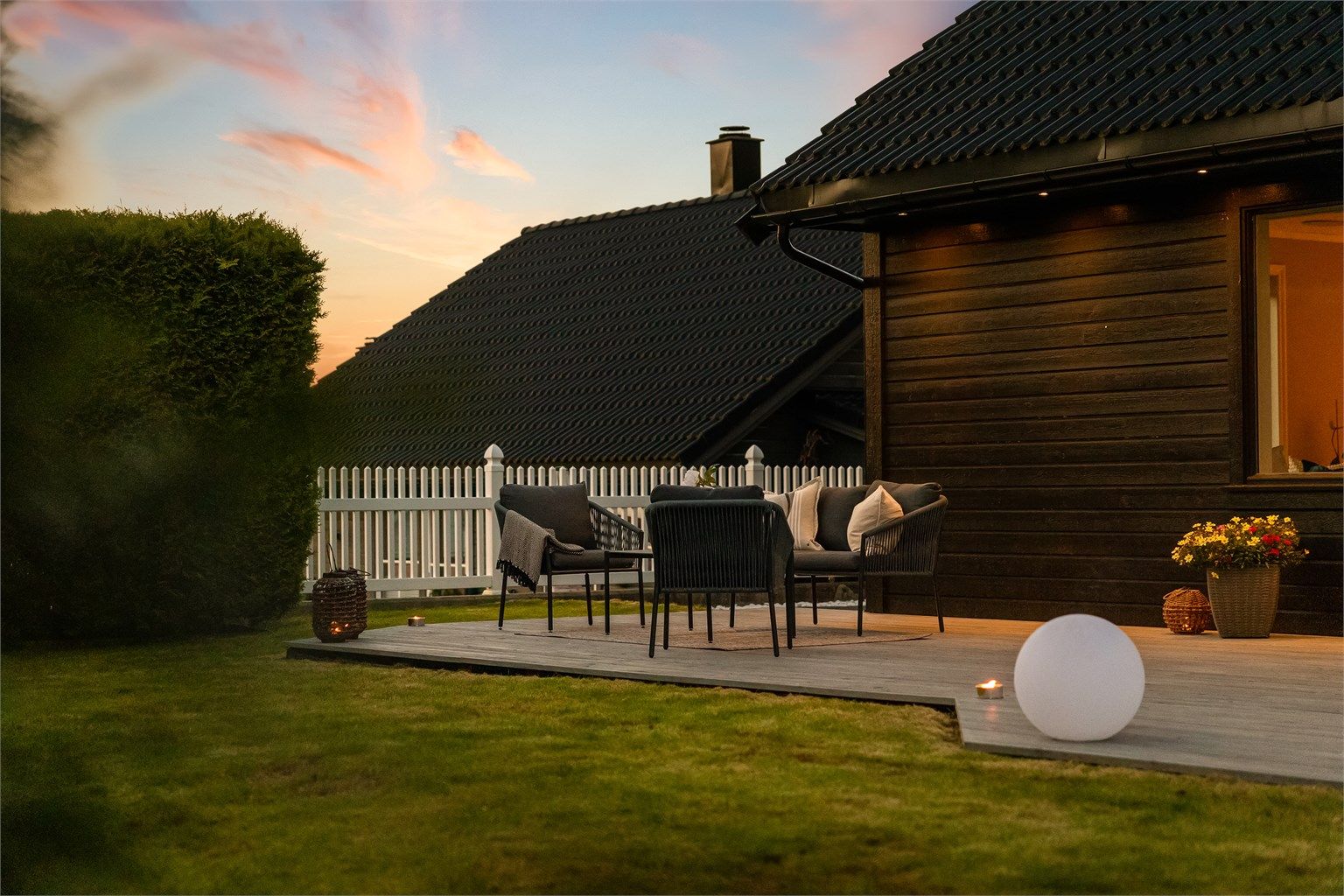 Enkel overgang mellom terrasse og plen.