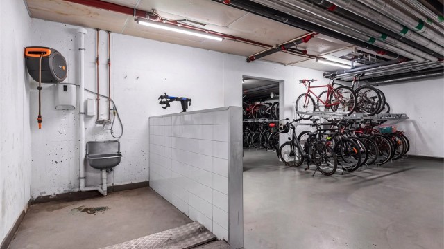Sameiet disponerer sykkelbod med vaske- og verkstedsareal, samt smørebod for ski.