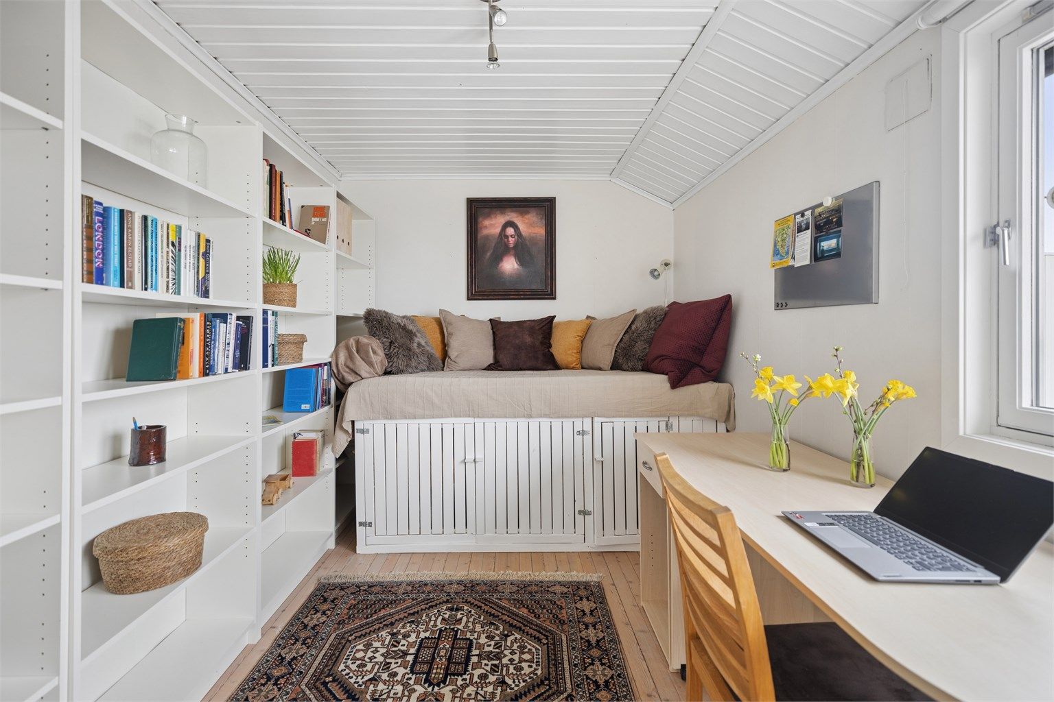 De tredje soverommet passer fint til barnerom, gjesterom eller kontor. Fra dette rommet er det direkte utgang til den store takterrassen.