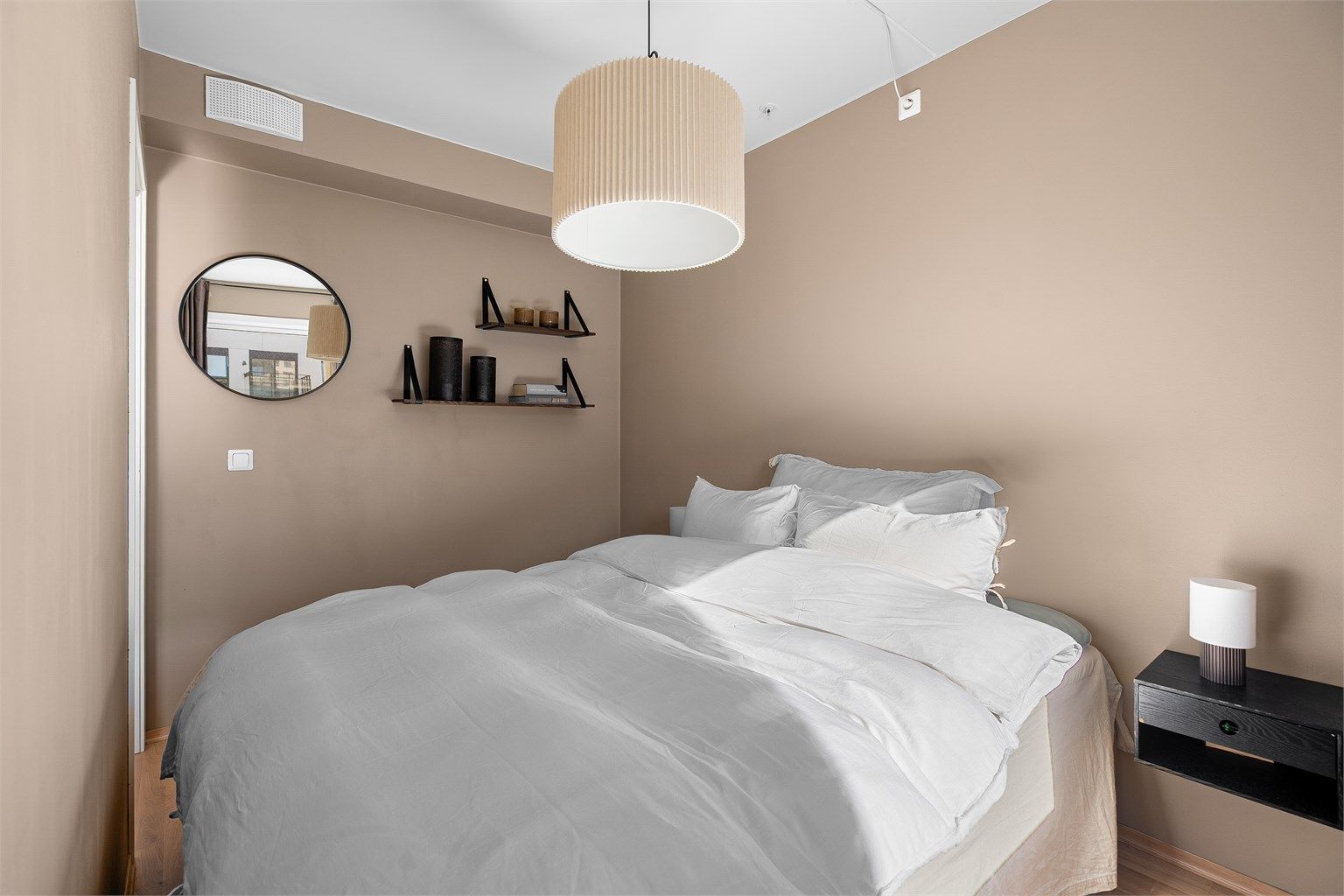 Romslig soverom med plass til garderobeskap/kommode om det skulle være behov.