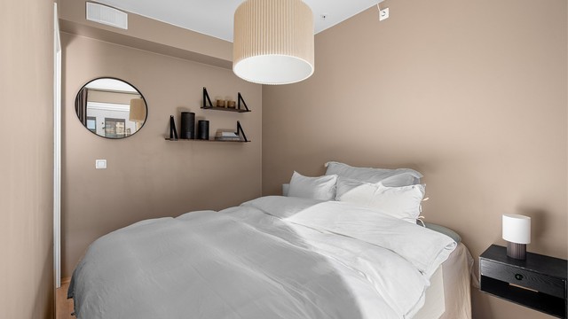 Romslig soverom med plass til garderobeskap/kommode om det skulle være behov.