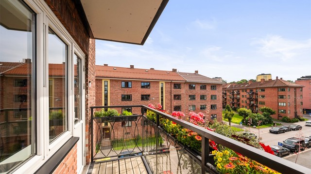 Fra stuen er det utgang til en romslig balkong, hvor varmere dager kan nytes i eget hjem.