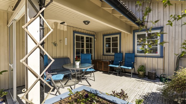 Den overbygde delen av terrassen gir ly for vær og vind.