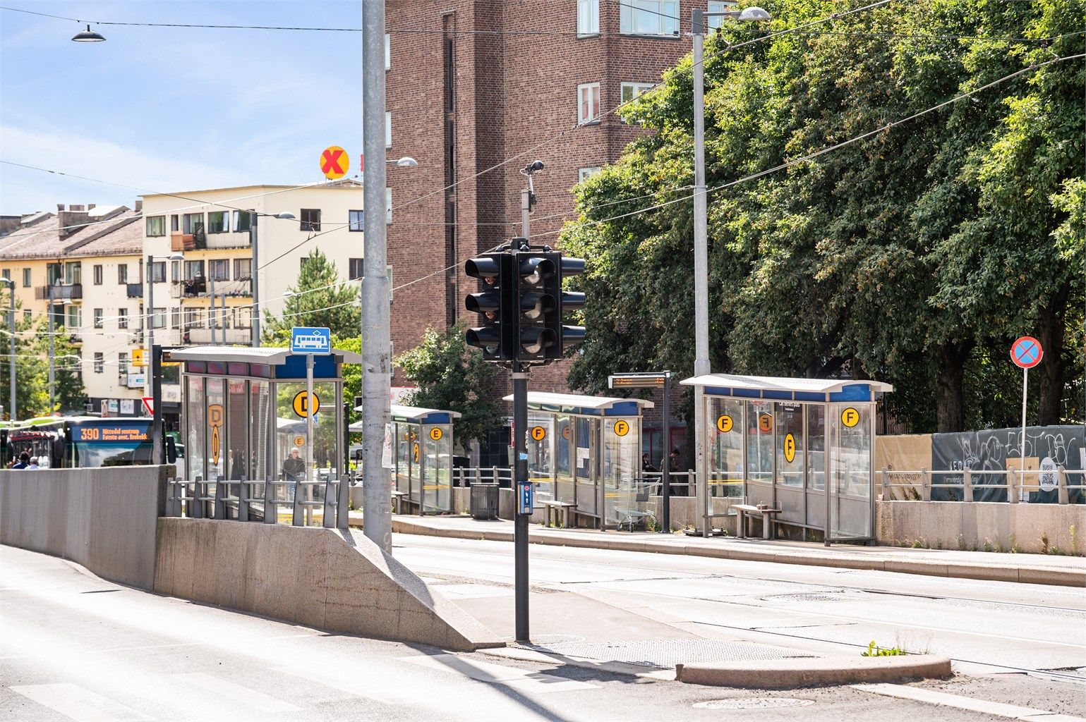 Carl Berners Plass er også et viktig knutepunkt i kollektivtrafikken, og det er direktelinjer med trikk, T-bane eller busser til destinasjoner som BI Nydalen, Blindern, Høyskolen, Ullevål Sykehus, Oslo S, Majorstuen, m.m. 