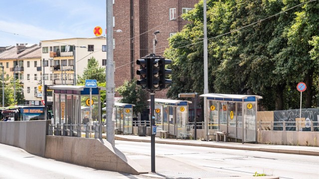 Carl Berners Plass er også et viktig knutepunkt i kollektivtrafikken, og det er direktelinjer med trikk, T-bane eller busser til destinasjoner som BI Nydalen, Blindern, Høyskolen, Ullevål Sykehus, Oslo S, Majorstuen, m.m.