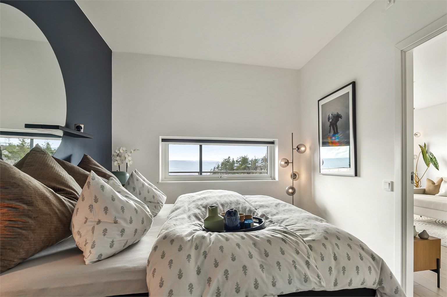 Leiligheten har to soverom, plassert i hver sin ende av leiligheten.