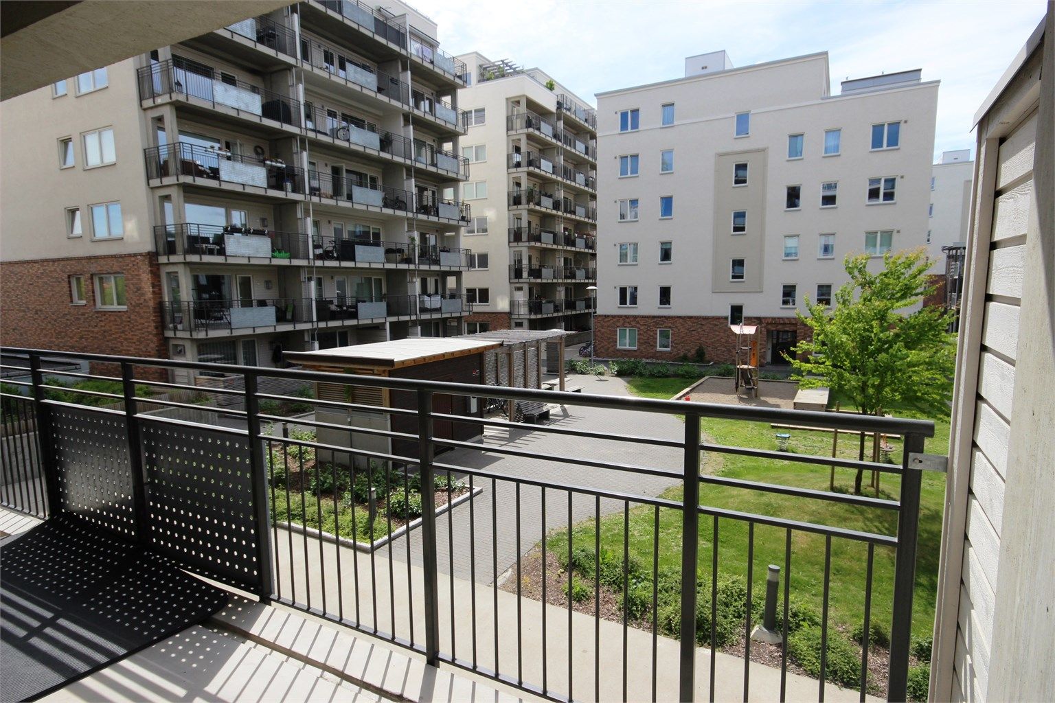 Hyggelig balkong mot bakgård.