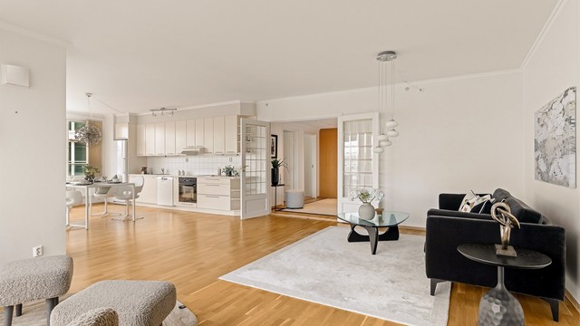 Den åpne løsningen mot kjøkkenet gir god plass til både sofagruppe og spisebord.