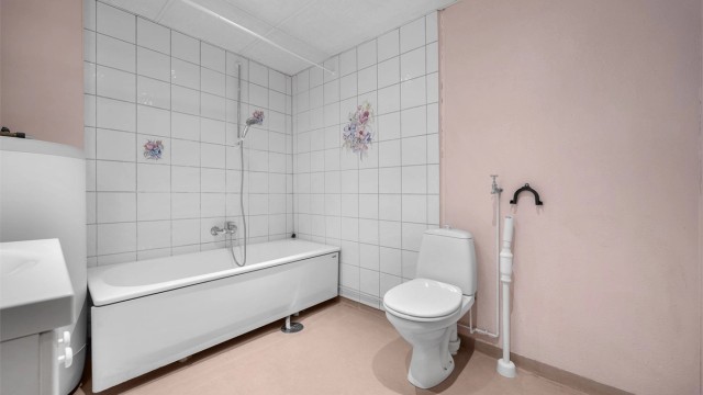 Varmtvannsberederen på 198 liter er fra 2014 og plassert på badet.