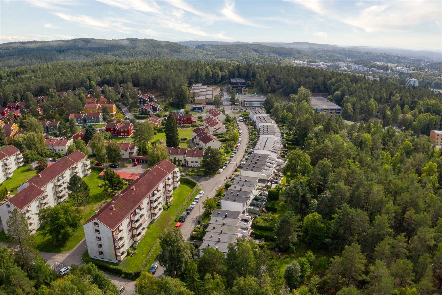 Kort vei til barnehager, skoler, nærbutikk, T-bane og Østmarka.