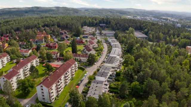 Kort vei til barnehager, skoler, nærbutikk, T-bane og Østmarka.
