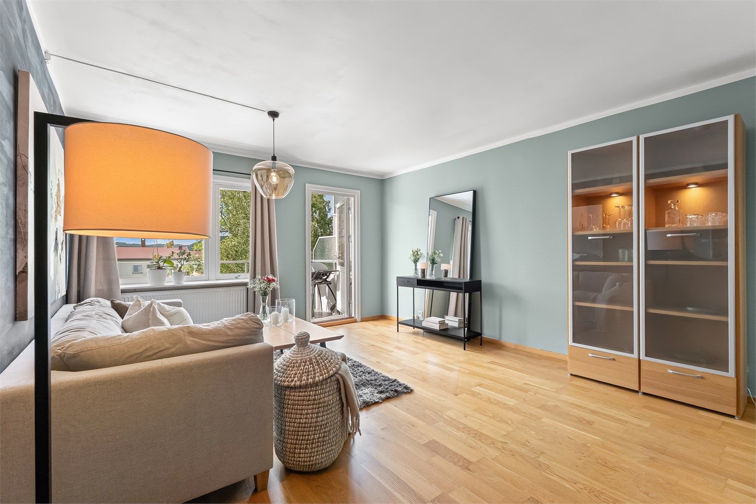 Stuen har god plass til sofagruppe og er oppvarmet med radiatorer.