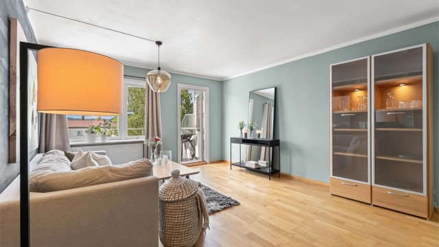Stuen har god plass til sofagruppe og er oppvarmet med radiatorer.