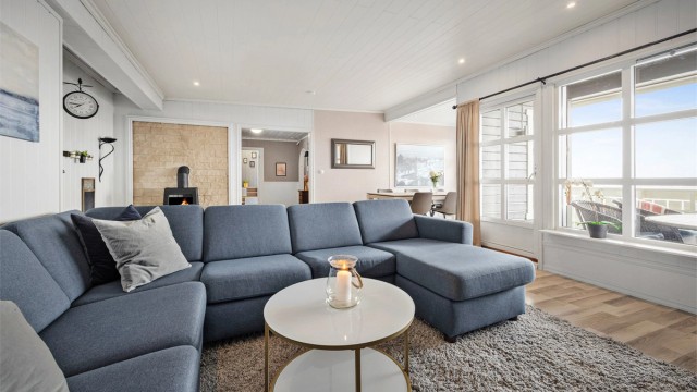 Lys og fin stue med store vindusflater og flott utsikt. Foto: Stine Jørgensen Prøitz