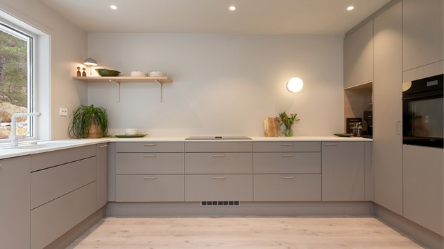 Nytt og påkostet HTH-kjøkken med glatte fronter og laminat benkeplate.