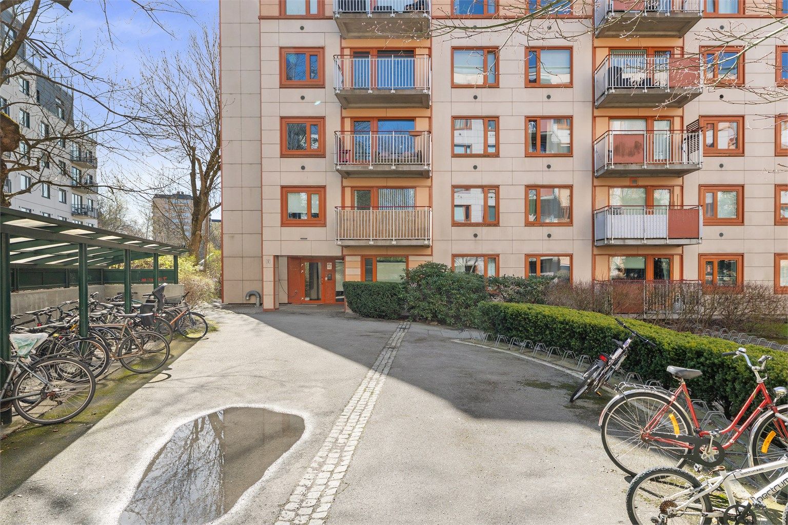 Det er rikelig med utvendige sykkelstativer, delvis under tak.