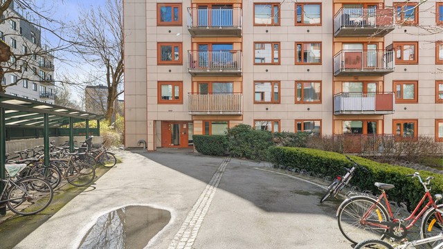 Det er rikelig med utvendige sykkelstativer, delvis under tak.