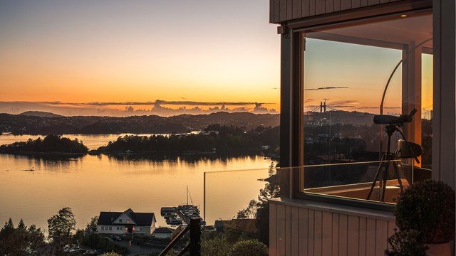 Huset stod ferdig i 2019 og har gjennomtenkte løsninger og eksklusive kvaliteter som vannbåren varme, store vindusflater og HTH innredning på kjøkken, begge bad og vaskerom.