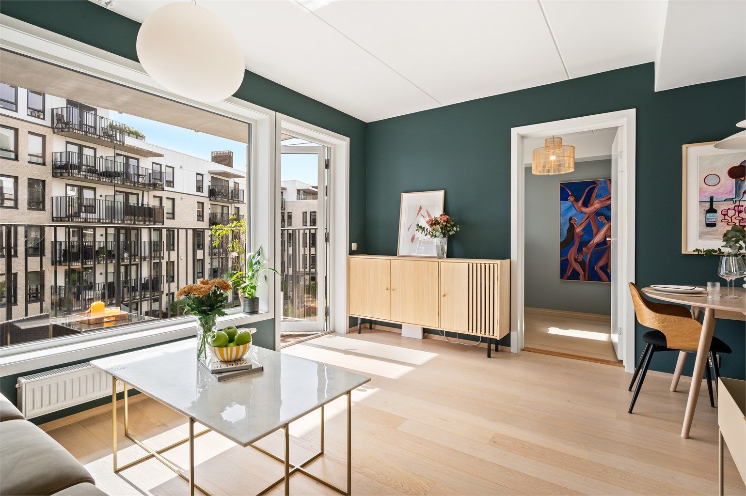 Stuen er romslig og har god plass til sofagruppe med tilhørende salongbord, TV-sjenk eller annet ønskelig stuemøblement. 